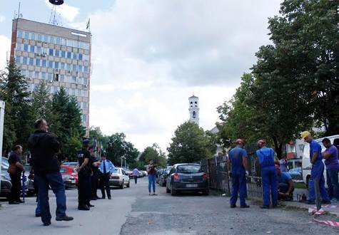Bazı Kamu Kurumları Etrafındaki Demir Parmaklıklar Kaldırıldı