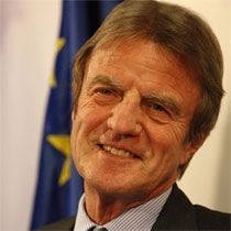 Kouchner: Kosova ve Sırbistan Ayrı Bağımsız Ülkelerdir