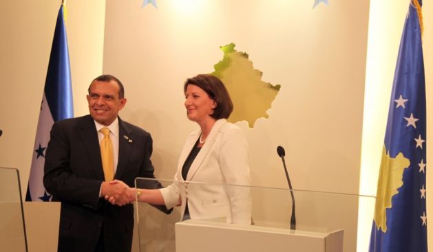 Jahjaga Honduras Cumhurbaşkanı'nı Karşıladı
