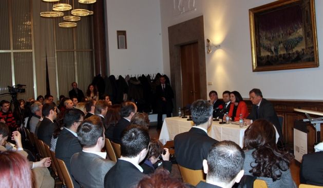 Jahjaga,  Münih'in "Ludwigs-Maximiliams"  Üniversitesi'nde  Konferans Verdi