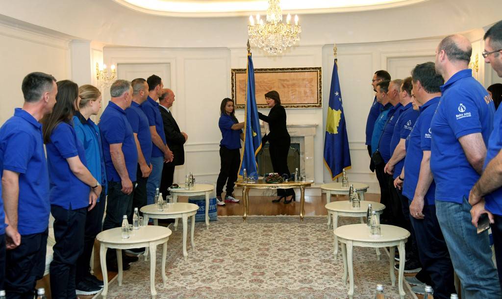 Jahjaga ,Kosova Bayrağını Kosova Olimpiyat Komitesi'ne Teslim Etti