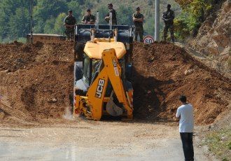Sırplar Jagnjenice'de Bir Barikatı Çekmeye Başladı