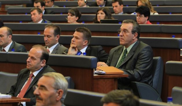 LDK ve AAK Vetevendosje'nin Gensoru Önergesine Karşı