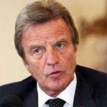 Kouchner Kosova'da Organ Ticaretini İnkar Ediyor