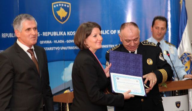 Cumhurbaşkanı Jahjaga'ya Hizmet Madalyası