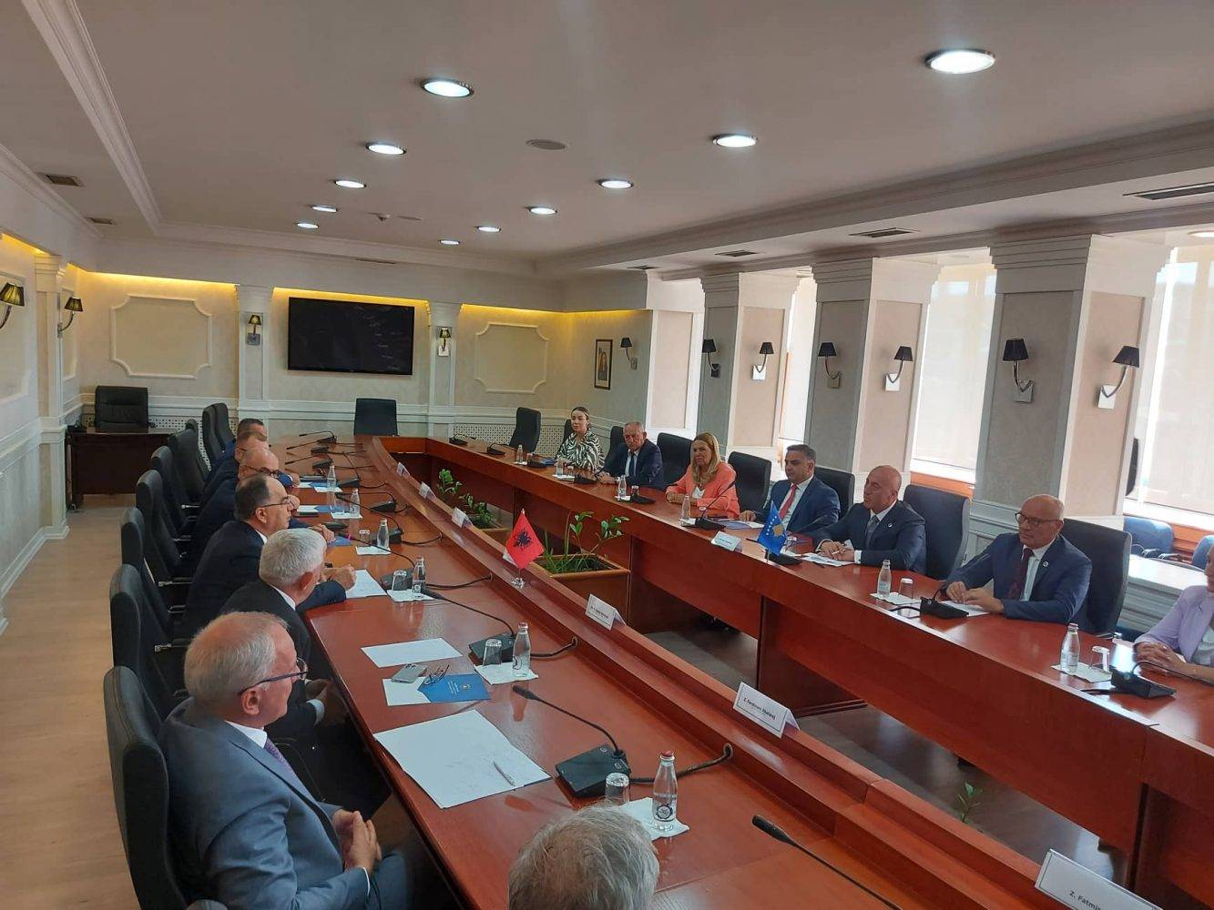 Begaj, PDK ve AAK Temsilcileriyle Görüştü