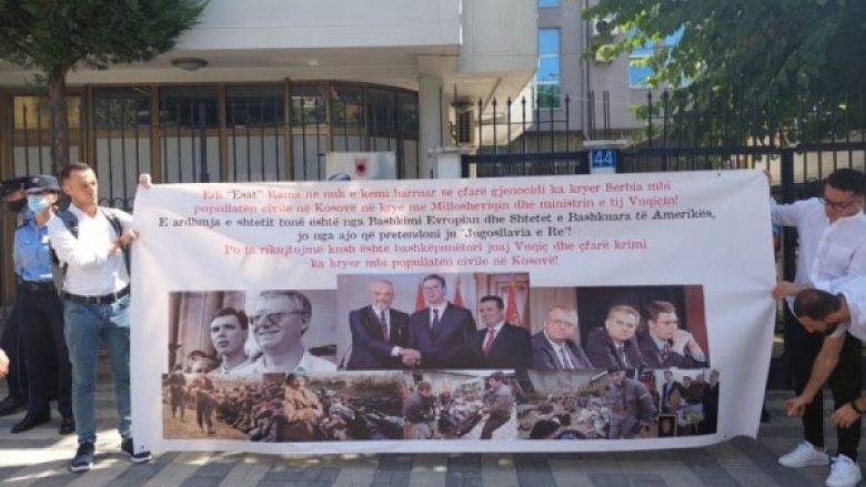 Arnavutluk Büyükelçiliği Önünde Rama’ya Karşı Eylem