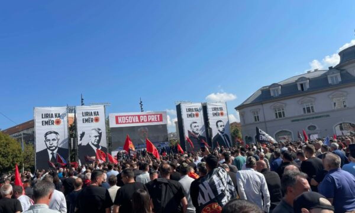 Priştine’de Vatandaşlar Lahey’deki Duruşmayı Meydandaki Ekrandan Takip Ediyor