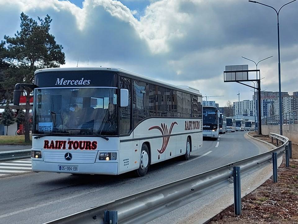 Otobüsler Priştine’yi “Abluka” Altına Aldı