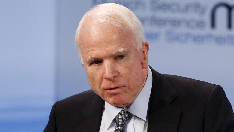 ABD Senatörü McCain Priştine'de