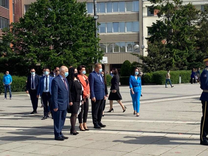 Osmani ve Eski Cumhurbaşkanları Rugova’ya Saygı Duruşunda