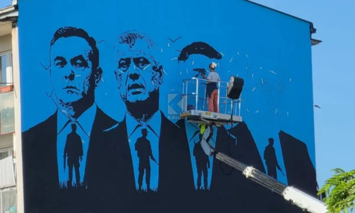 Priştine'de Eski UÇK Yöneticilerine Adanan Büyük Mural