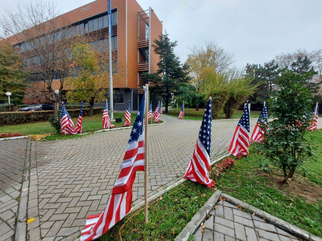 Hükümet Binası Avlusunda Amerikan Bayrakları
