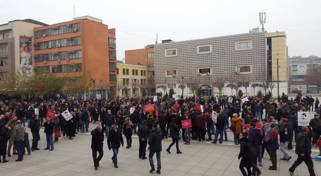 Protestoda Bakanlar Hoxha ve Hyseni'nin İstifaları İsteniyor