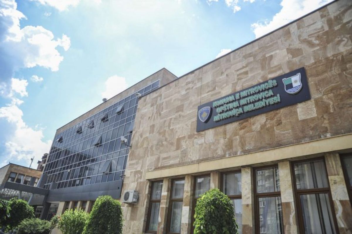 Mitroviça'da Okul Avluları Ücretsiz Otopark Olarak Kullanılabilecek