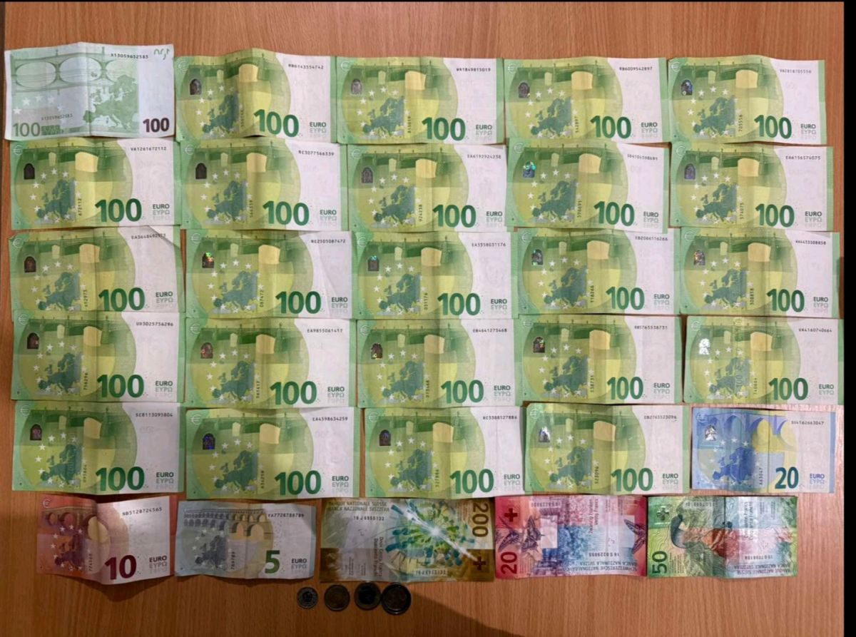 17 Yaşındaki Genç Bulduğu Paraları Polise Teslim Etti