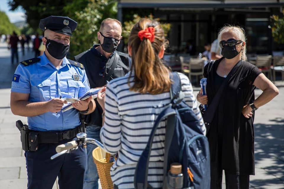 Priştine’de Polisler Vatandaşlardan Maske Takmalarını İstiyor