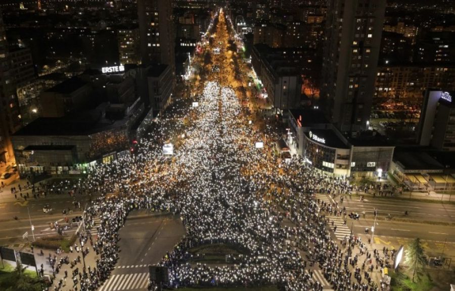  Protestocular İki Günlük Yürüyüşün Ardından Novi Sad`a Ulaştı