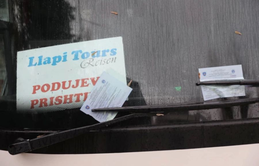Polis, Belediye Önünde Protesto Düzenleyen Podujeva-Priştine Hattı Operatörlerine Ceza Kesti