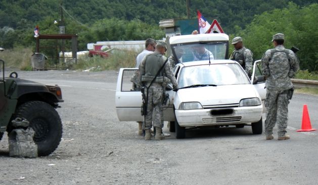 Zubin Potok Yakınlığında Yoldan Barikatlar Çekildi