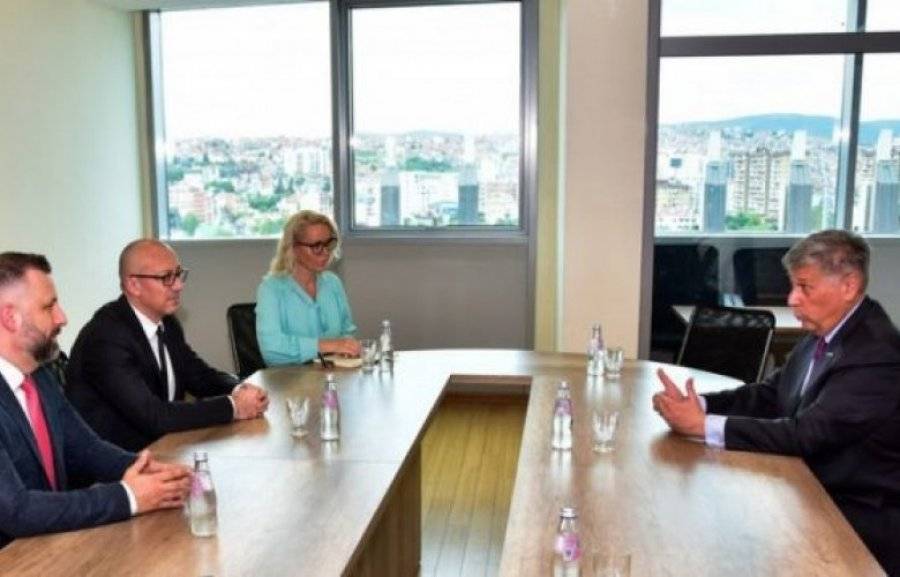 Rakiç, Ofisinden Kosova Bayrağını Kaldırdı