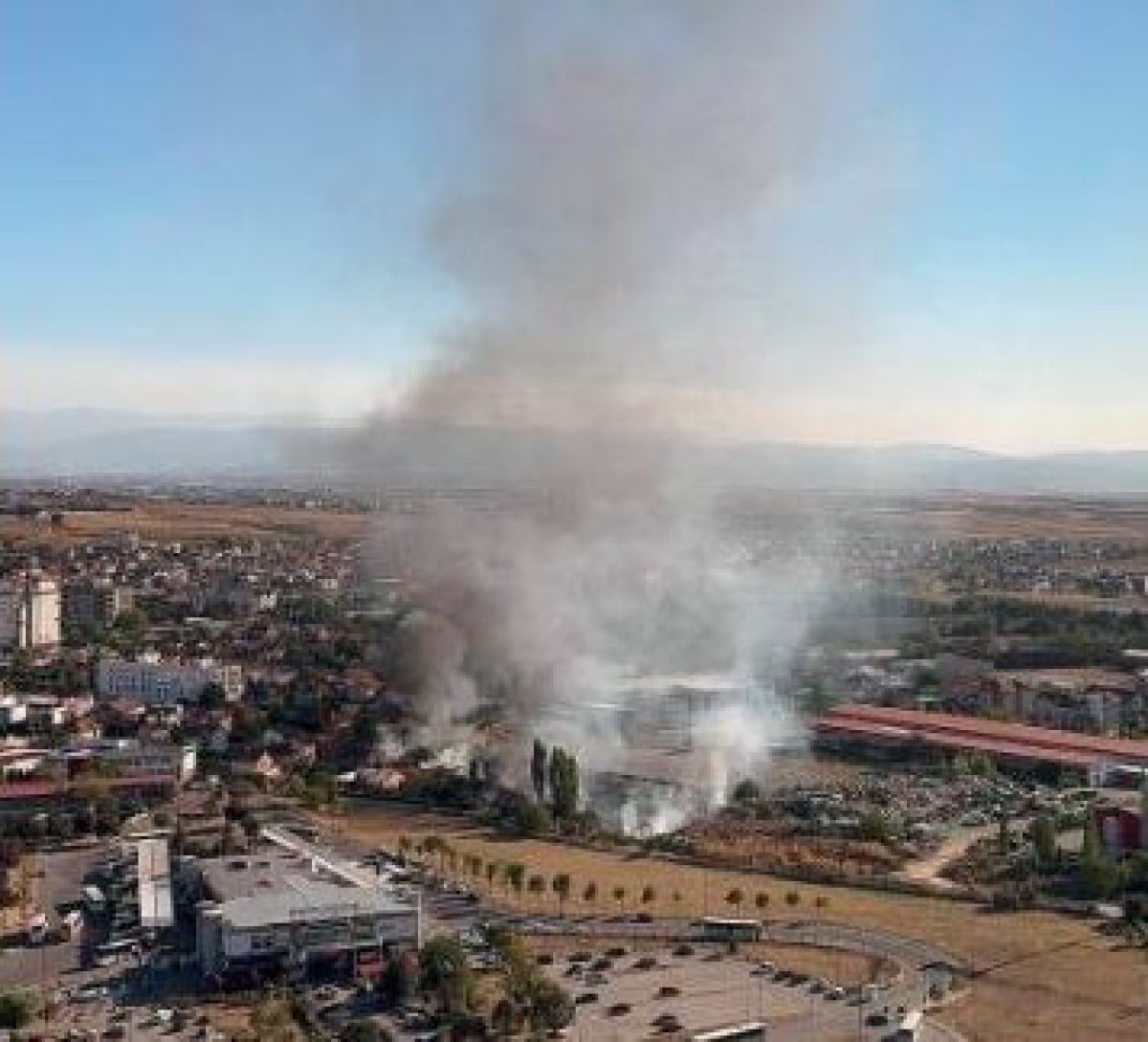 Priştine'de Lastik Deposunda Yangın