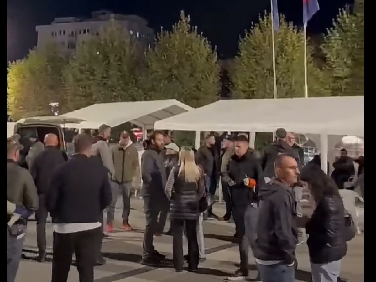 Protestocular Meclis Önünde Çadır Kurdu