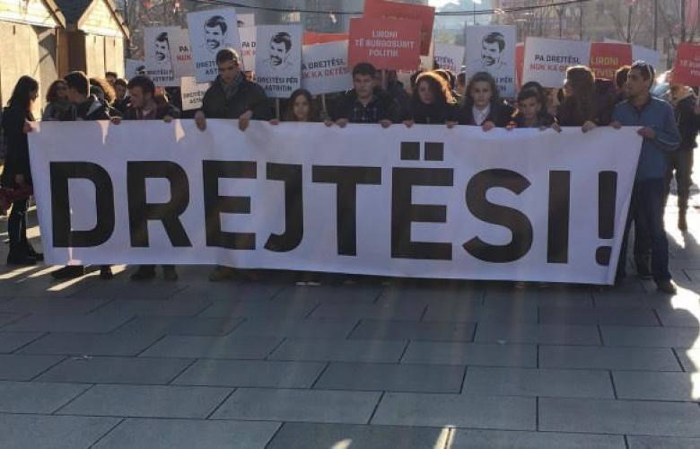 Priştineli Liseliler Astrit Dehari'nin Ölümünü Protesto Etti