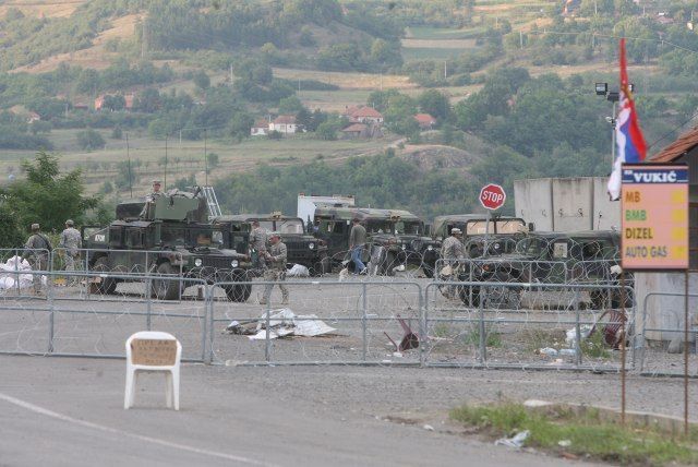 Sırplar Zupçe'de KFOR'u Protesto Ediyor