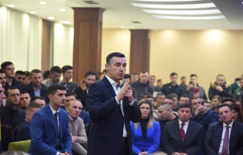 Veseli ve Lladrovci,  Drenas'ta Üniversite Öğrencileri ile Bir Araya Geldi