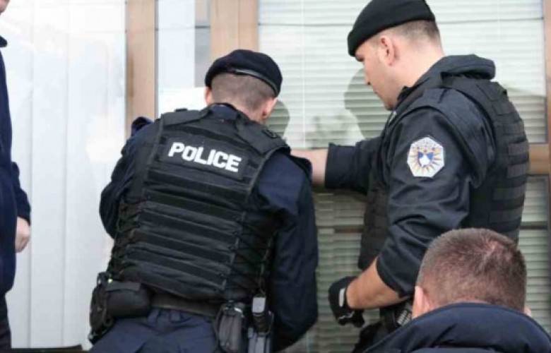 Polis Birkaç Yere Baskın Düzenledi
