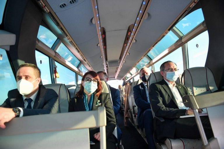 Hoti Bakanlarla Birlikte Otobüsle Tiran’a Hareket Etti