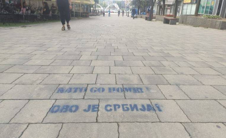 Kuzey Mitroviça’da “NATO Eve Git” Yazısı Ortaya Çıktı