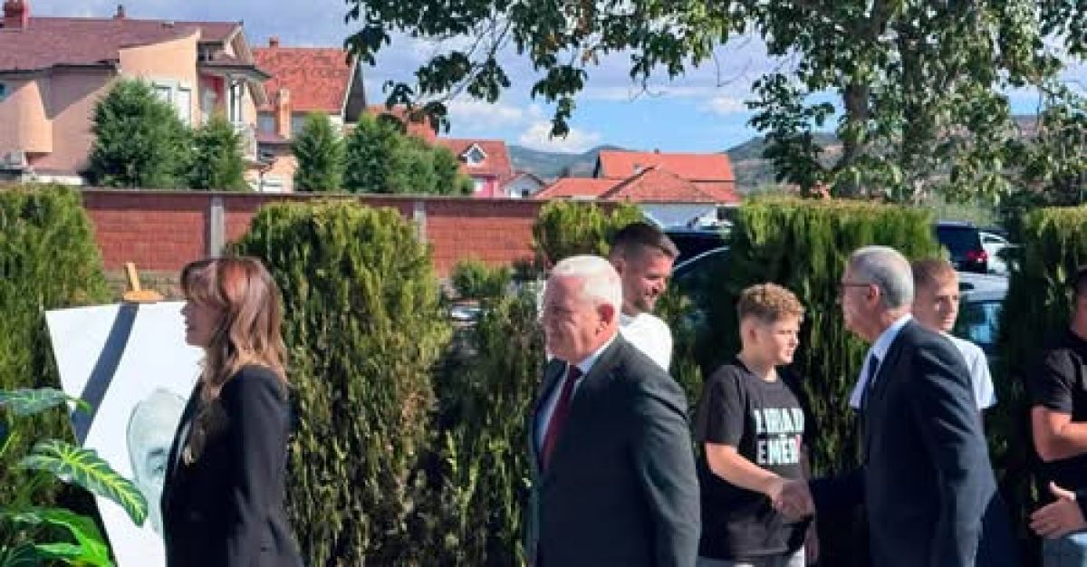 Haxhiu ve Sveçla,  Bunjaku Ailesinin Ziyaretinde