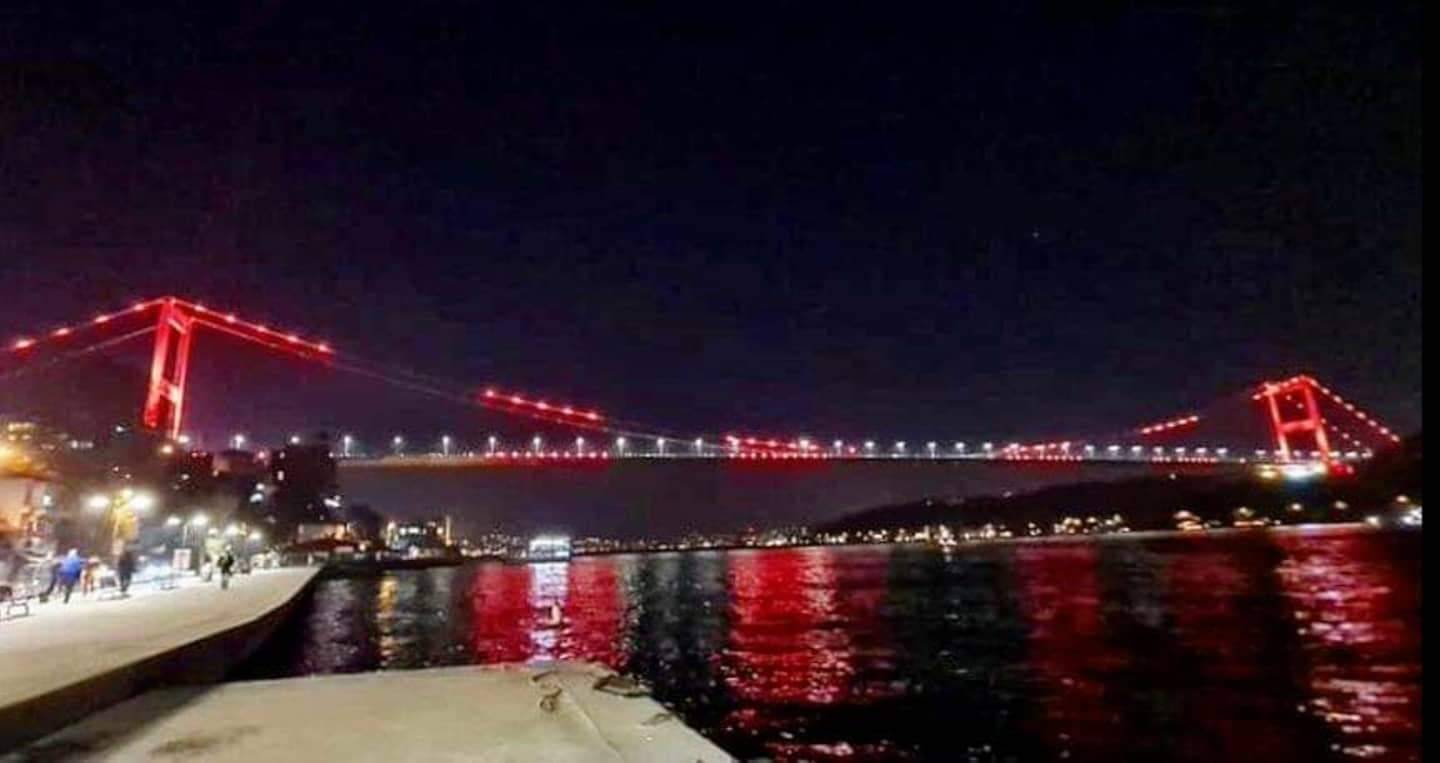 Boğaziçi Köprüsü de Kırmızı Siyaha Büründü