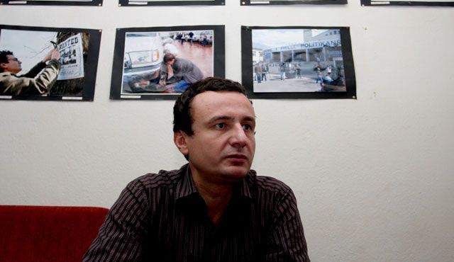 Kurti,  Mustafa'yı da Eleştiriyor