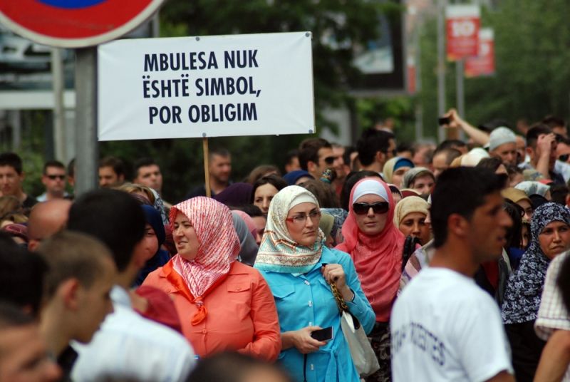 Cuma Günü Başörtüsü İçin Protesto