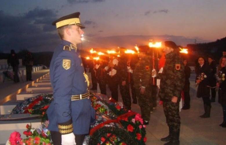 UÇK Anı Mezarlarında Saygı Duruşu