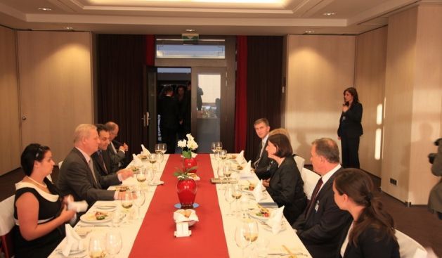 Cumhurbaşkanı Jahjaga Budapeşte'de Vali  Tarlos İle Görüştü