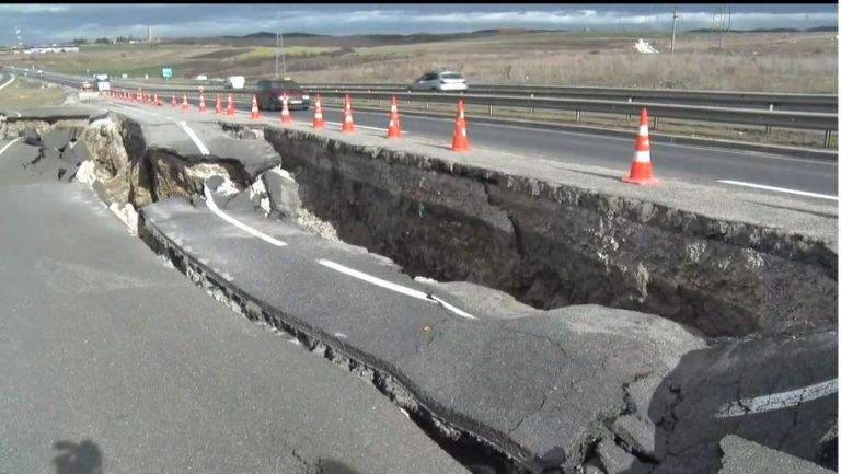 Mazgit Yolu Tamamıyla Çöktü