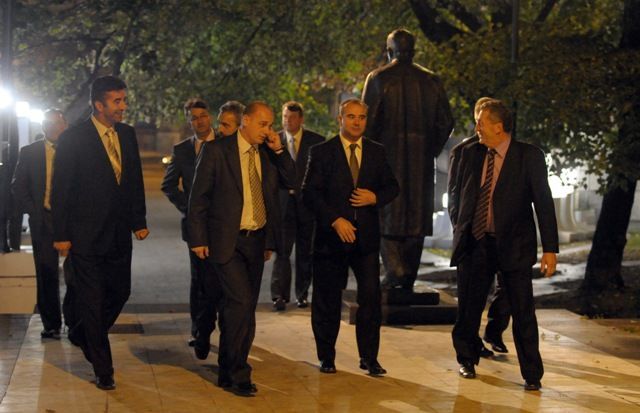Barikatlar Kalıyor