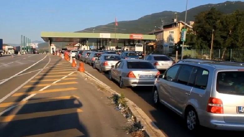 Morina Sınır Kapısında Uzun Kuyruklar