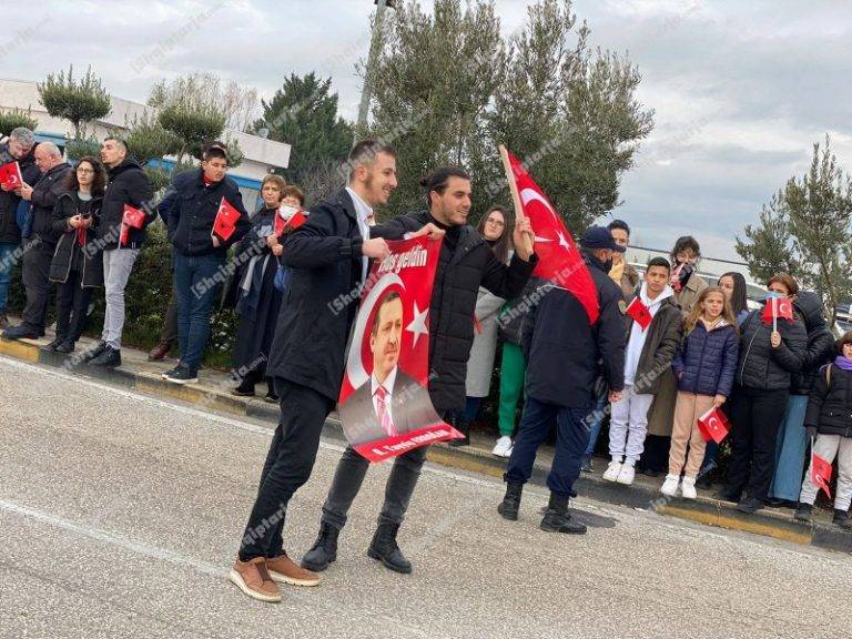 Arnavutluk Vatandaşları Erdoğan’ı Bayrak ve Fotograflarıyla Karşılıyor