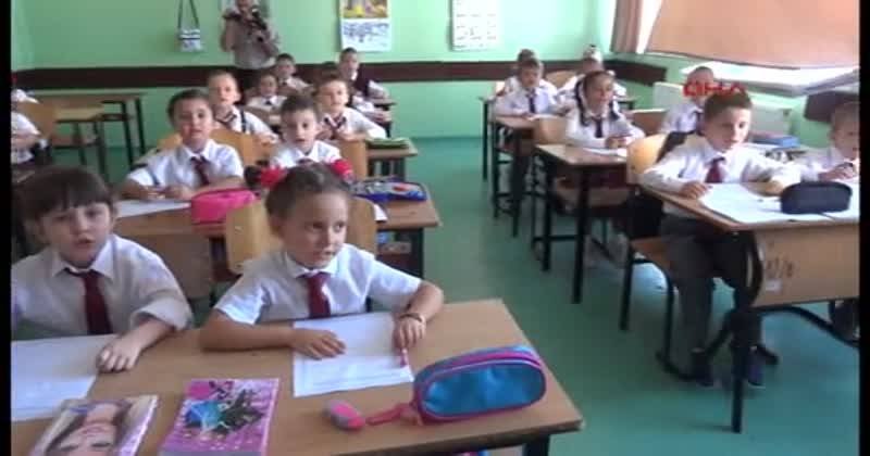 Türk Askeri, Kosovalı 2 Bin Öğrenciye Okul Çantası ve Kırtasiye Malzemesi Dağıttı