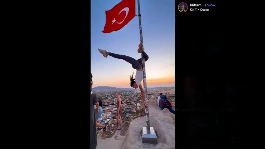 Bosna Hersekli bir kız, Türk bayrağı direğinin etrafında dans ettiği için hapis cezasıyla karşı karşıya