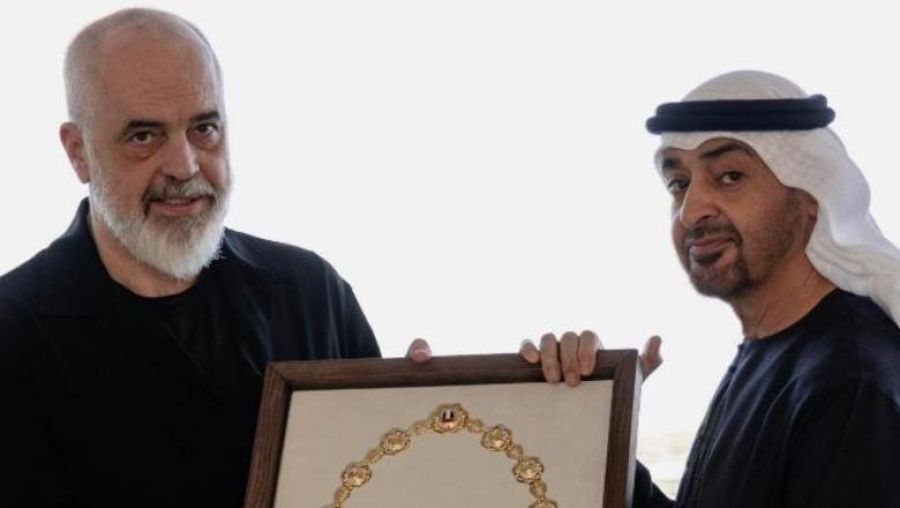 Rama Abu Dabi’de: Mohammed Bin Zayed Al Nahyan’dan Madalya ile Onurlandırıldı