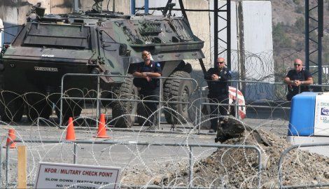 Sırplar Zvaçan'daki Barikatı Betonla Güçlendirdi