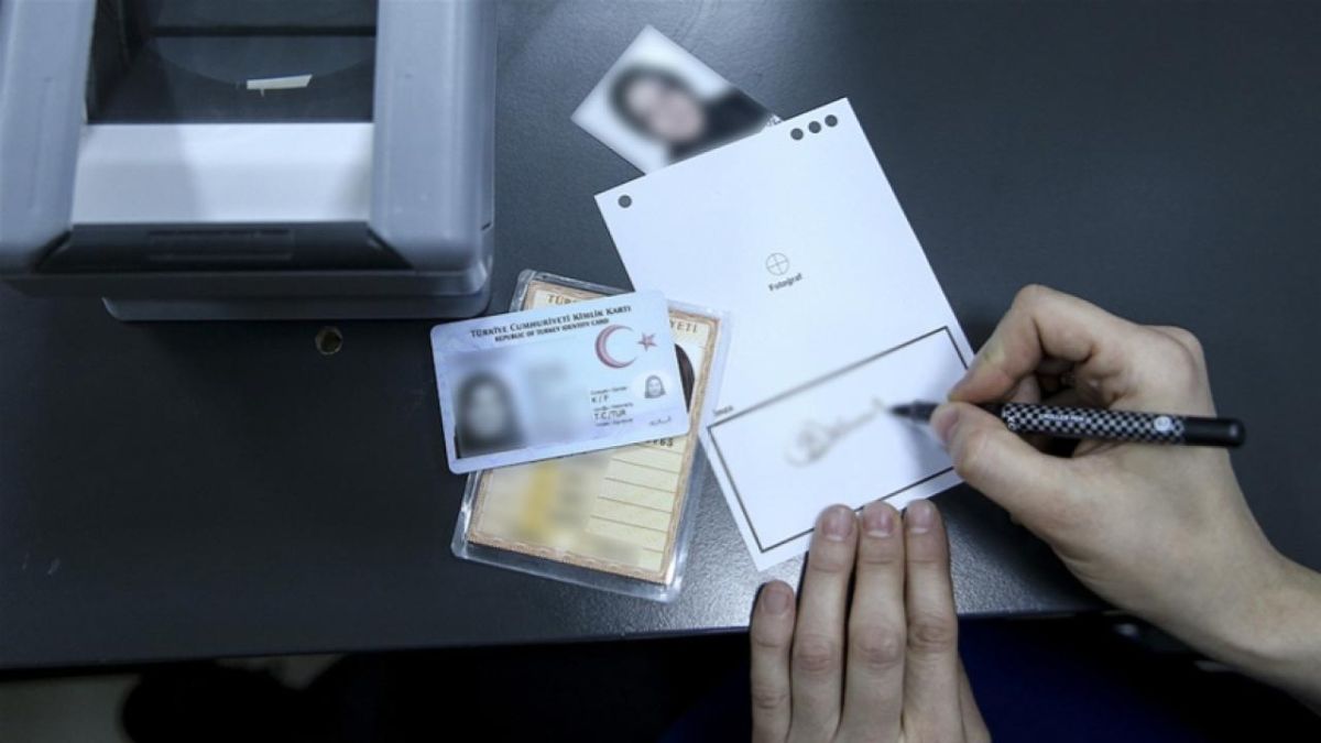 Usulsüz yollarla Türk vatandaşlığı kazandıran şebekeye operasyon: 72 gözaltı