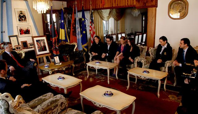 Thaçi ve Pacolli, Rugova Ailesini Ziyaret Etti