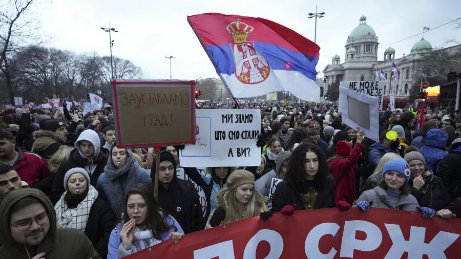 Belgrad'da Bir Protestocuya Araba Çarptı